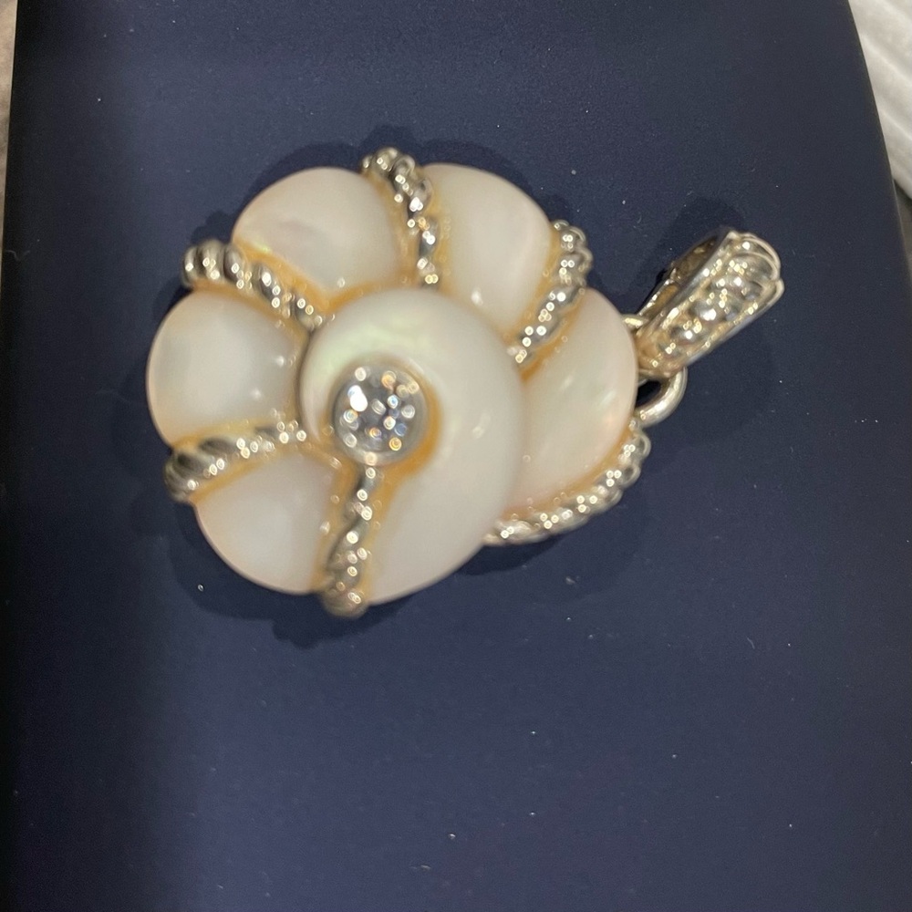 Beautiful Vintage Judith Ripka Sterling Mothers Pearl DQCZ Pendant